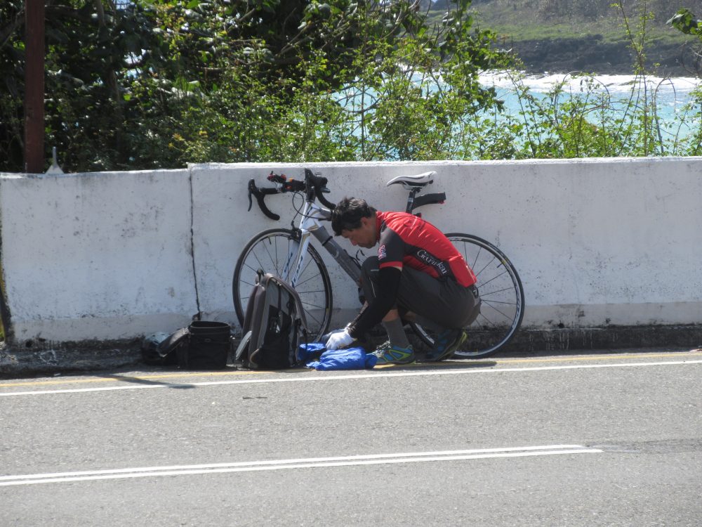 墾丁小弯にて自転車を分解、暑いです