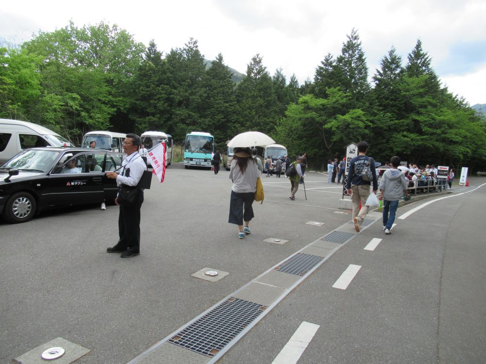 バスに乗っても手前の駐車場まででした