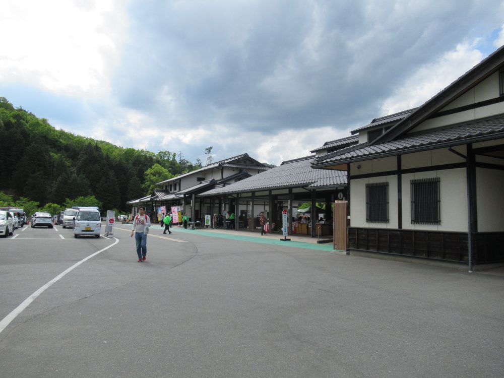 自転車で入れるのは山城の郷まで