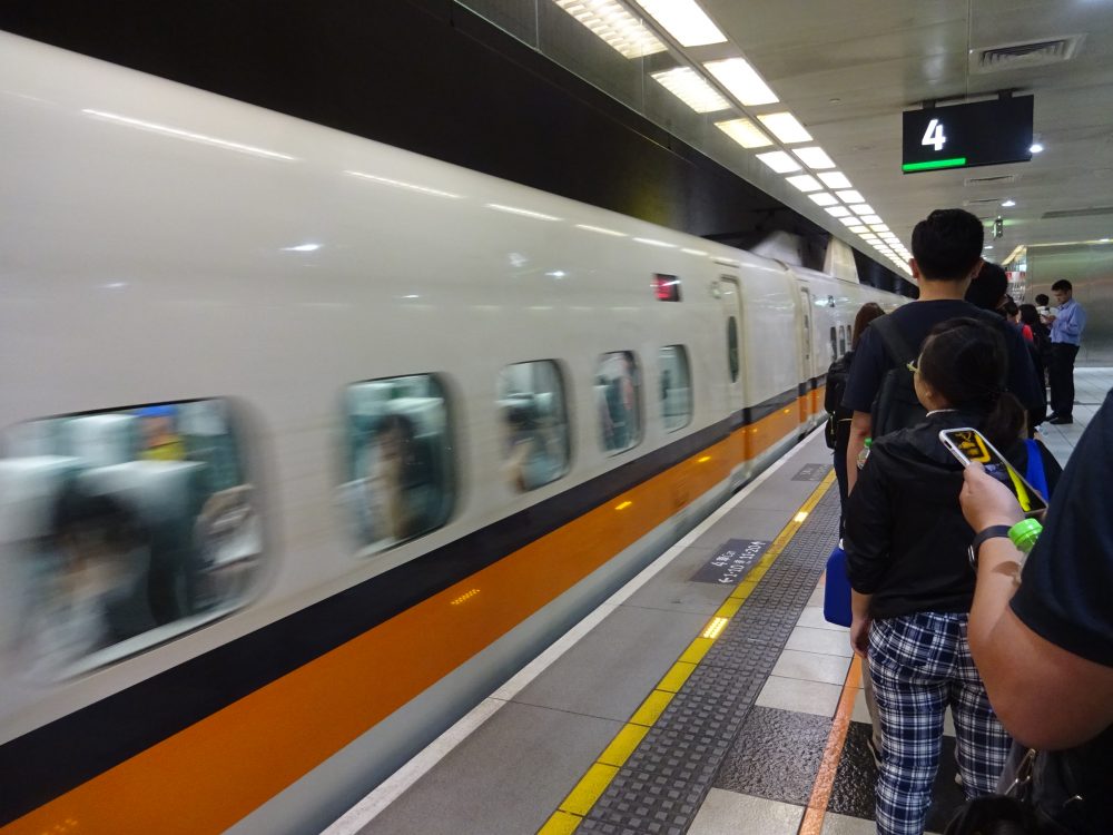 MRTと台湾新幹線を乗り継いで台中に