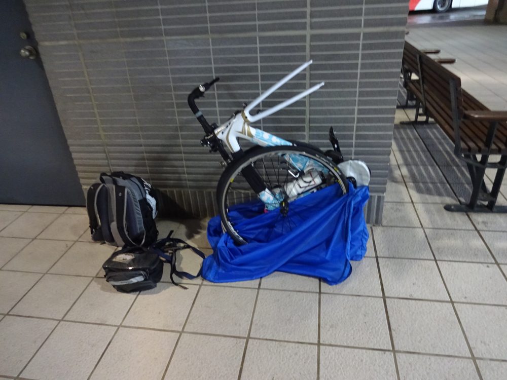 高鐵台中駅に到着自転車を組み立てます