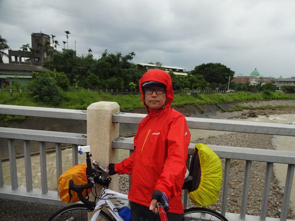 雨仕様で出発