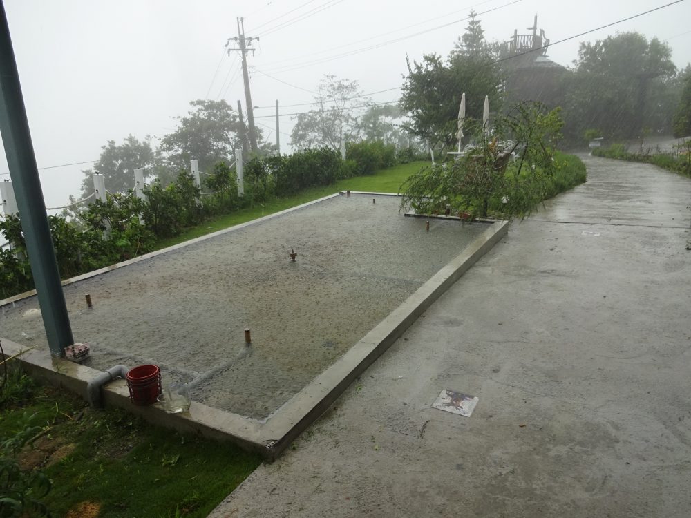 翌朝仁愛のホテルでは雨