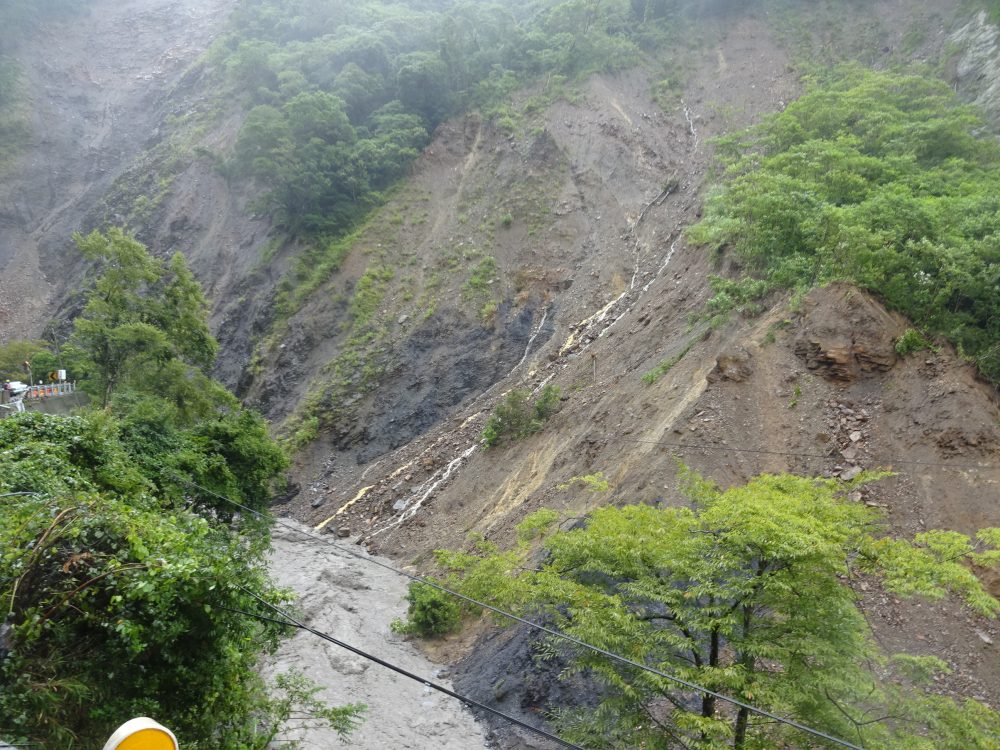 対岸も崩れかけ