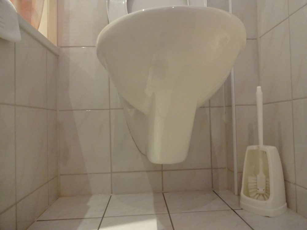 トイレの汚水は壁面排水