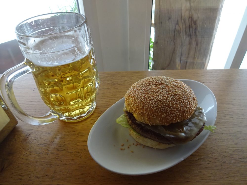 チーズバーガーとビール