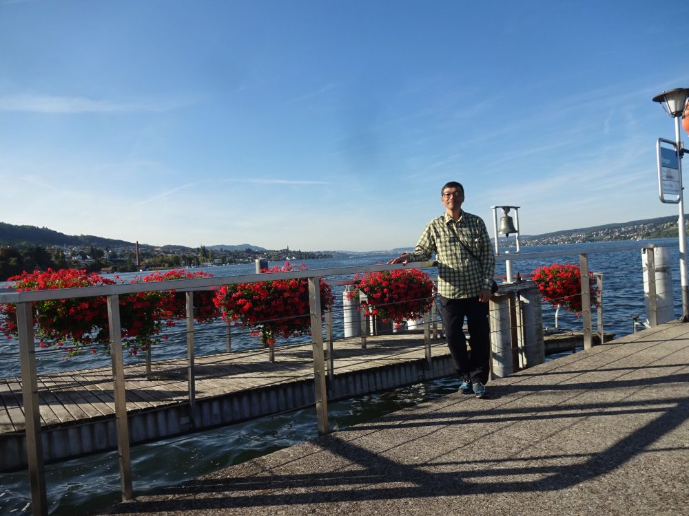 チューリッヒ湖畔で記念撮影