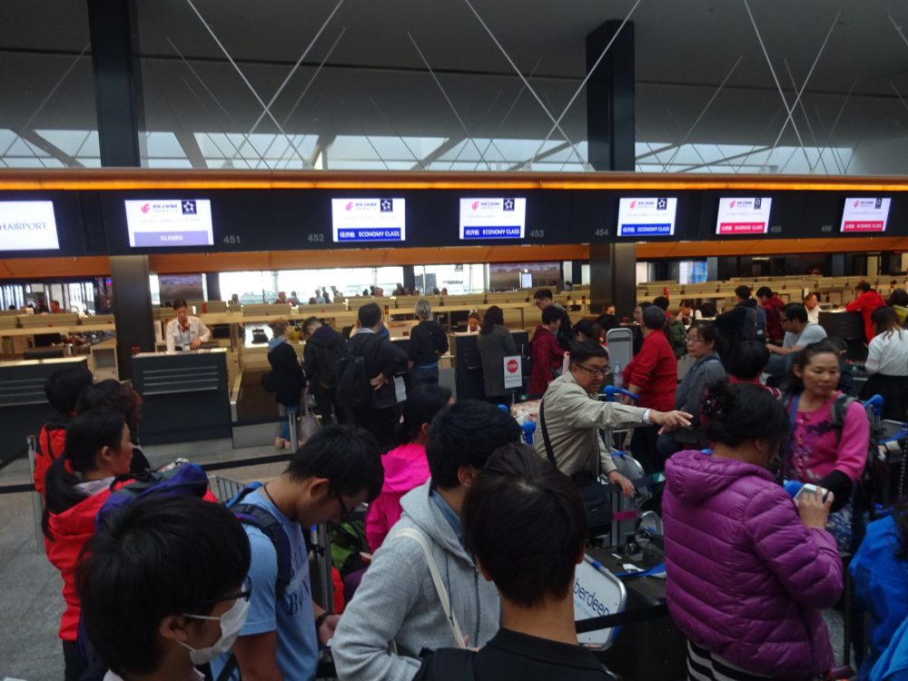 空港でのチェックインで行列