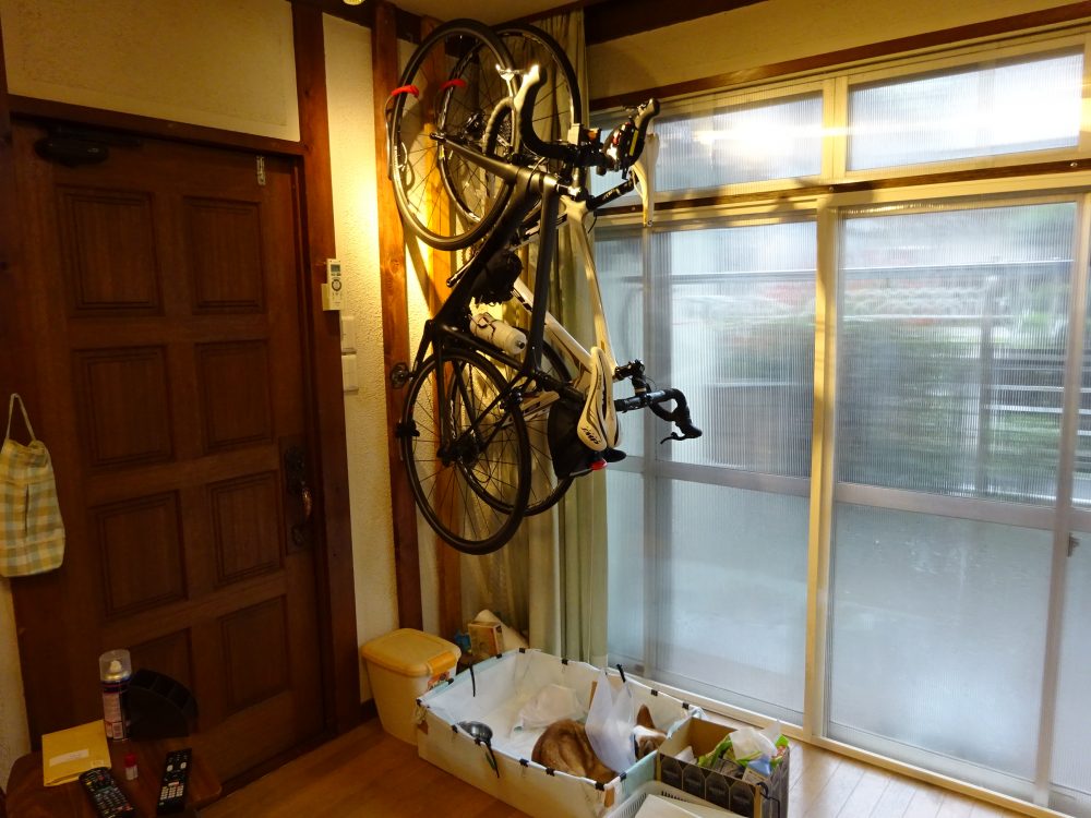 自転車を2台壁掛け設置