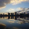 淀川の川面に浮かぶ梅田ビル街からの初日の出