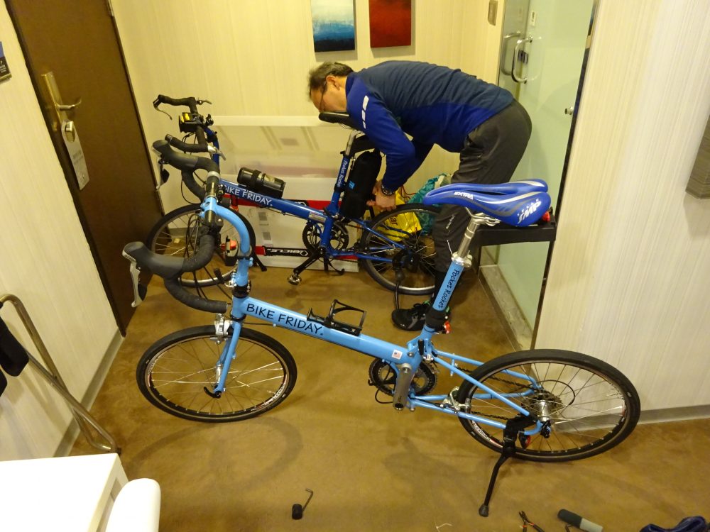 ホテルの室内で自転車組み立て