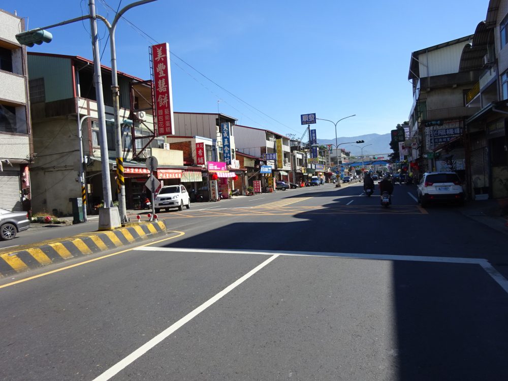 捕里鎮市街地へ