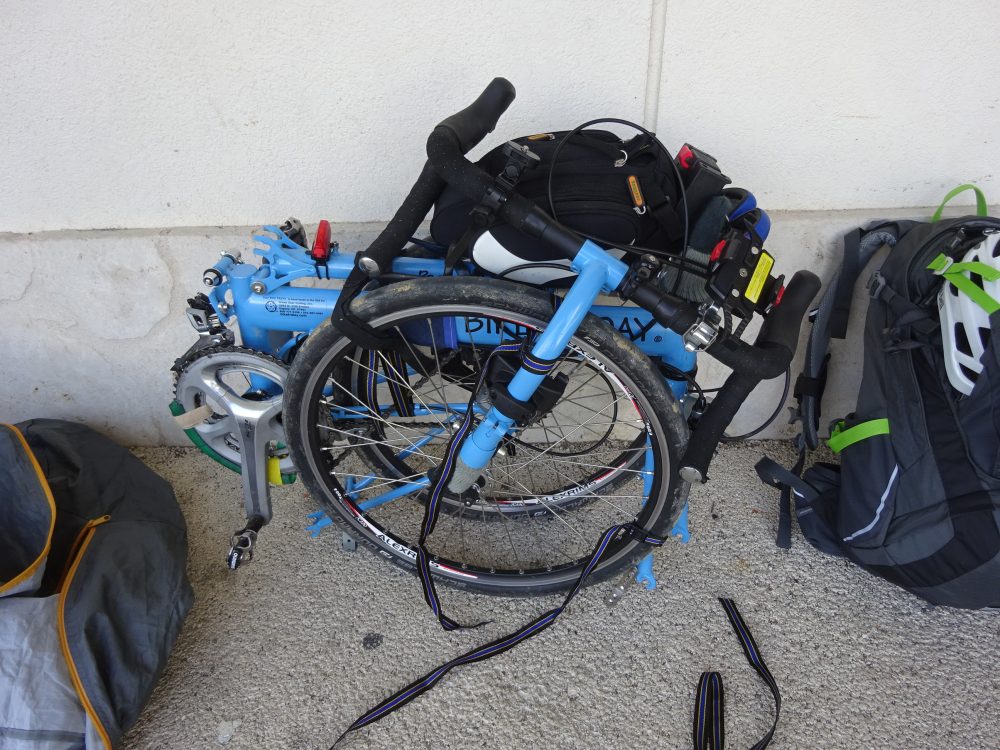 石垣港で自転車組み立て