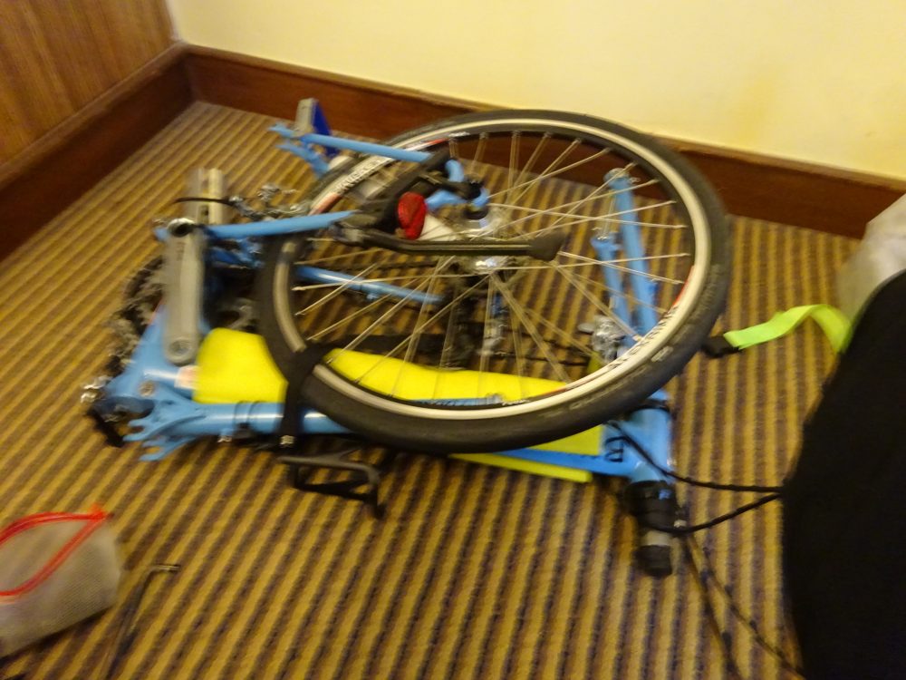 クアラルンプールホテルで自転車の組み立て