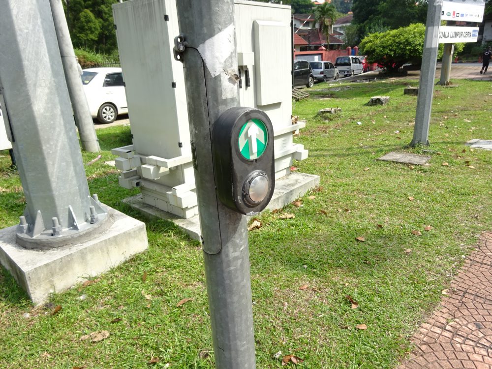 横断歩道はボタンを押して信号待ち