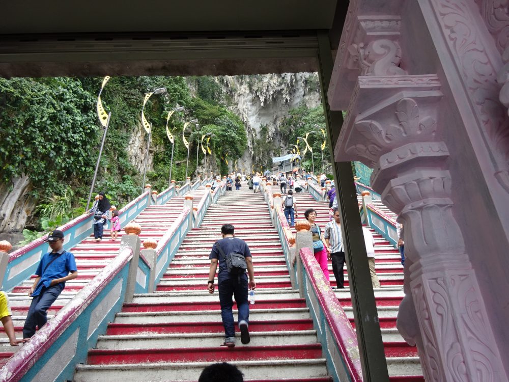 バドゥ洞窟の急階段