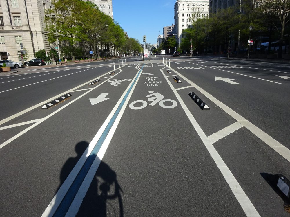 道を間違えましたが道路中央に自転車道