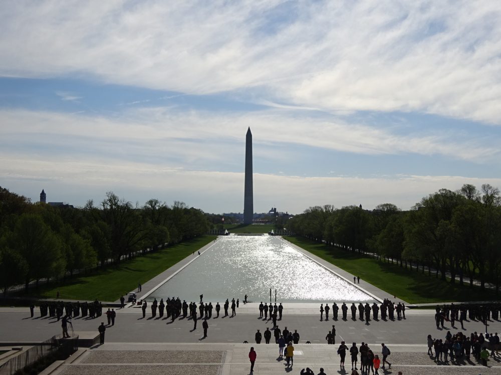 リンカーン記念碑からワシントン記念塔を望む