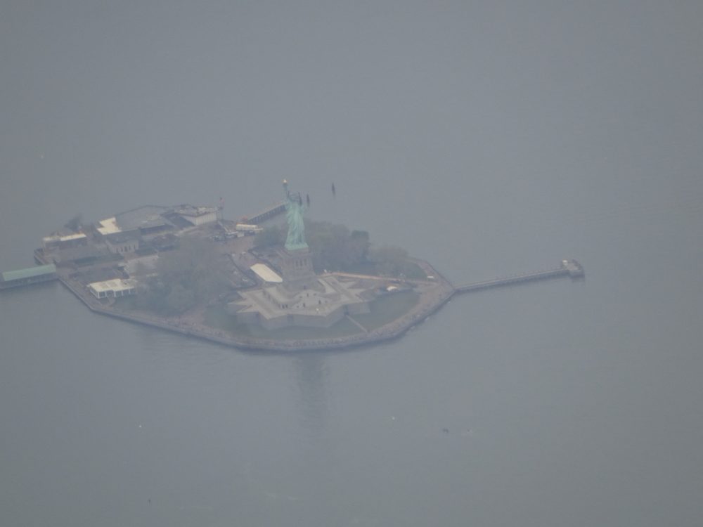 ニューヨーク上空、自由の女神が見えてきた