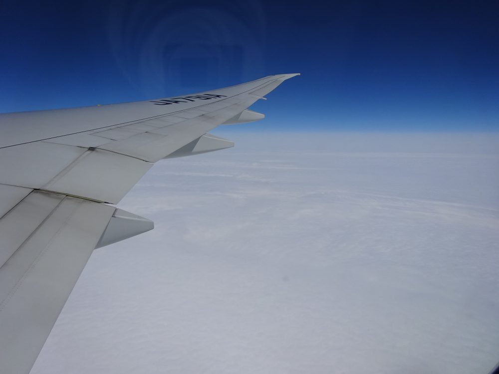 飛行機は雲の上