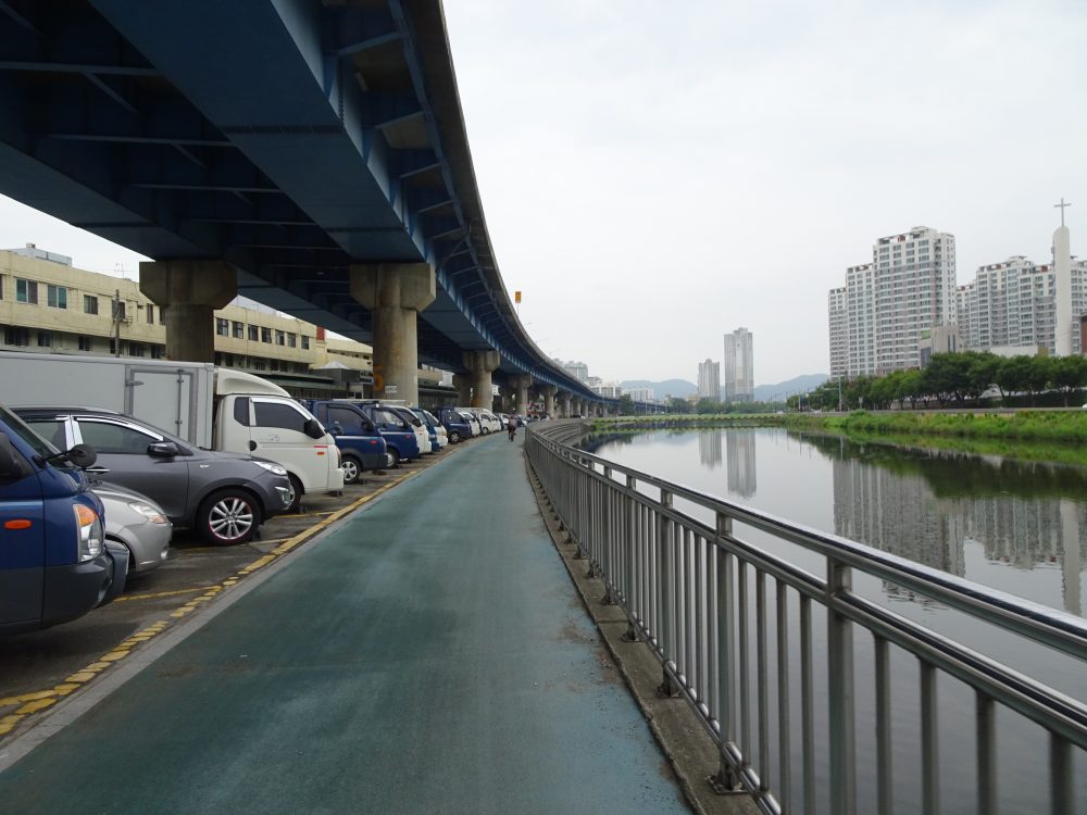 川沿いの自転車専用道路へ