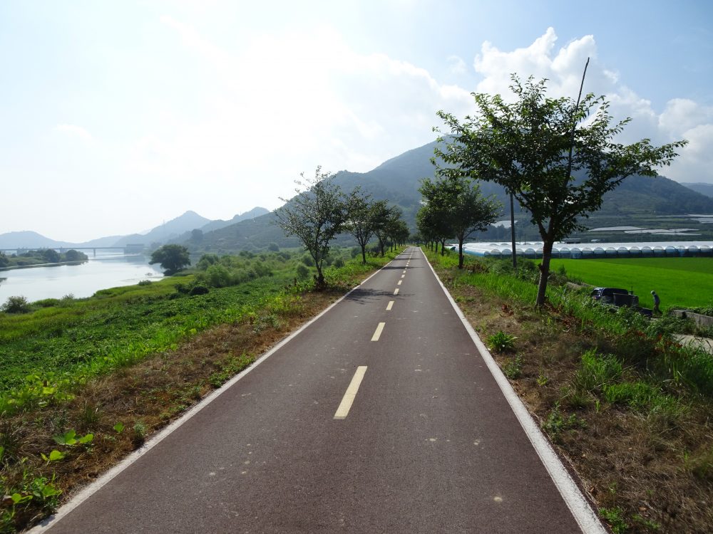 自転車道路は続く