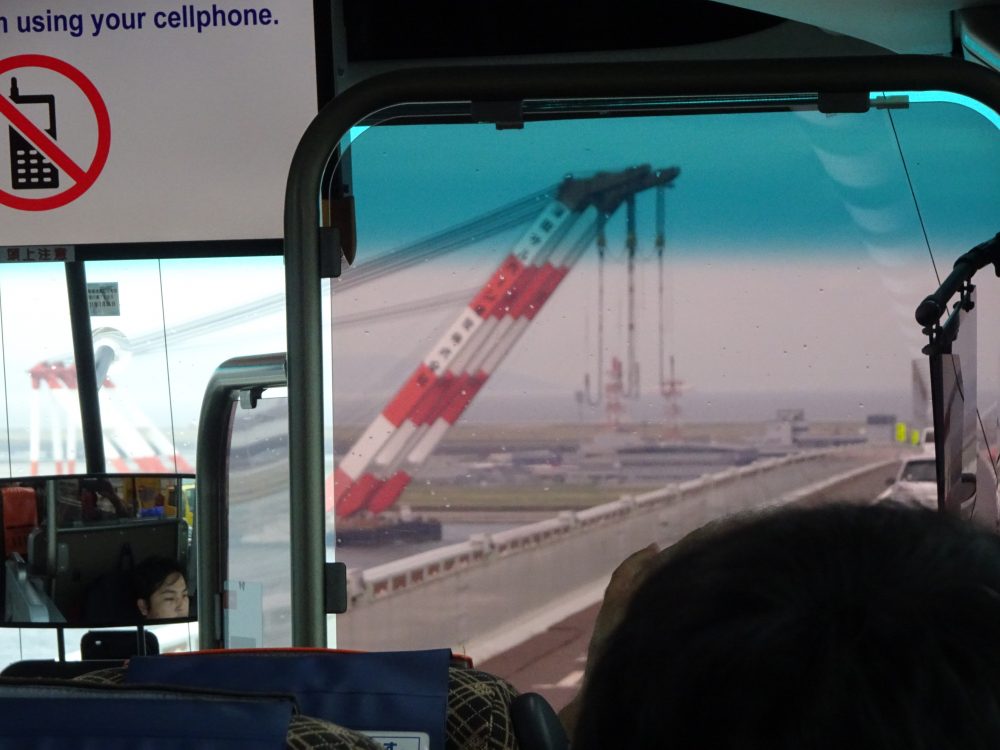 関西空港橋のずれた所を通過