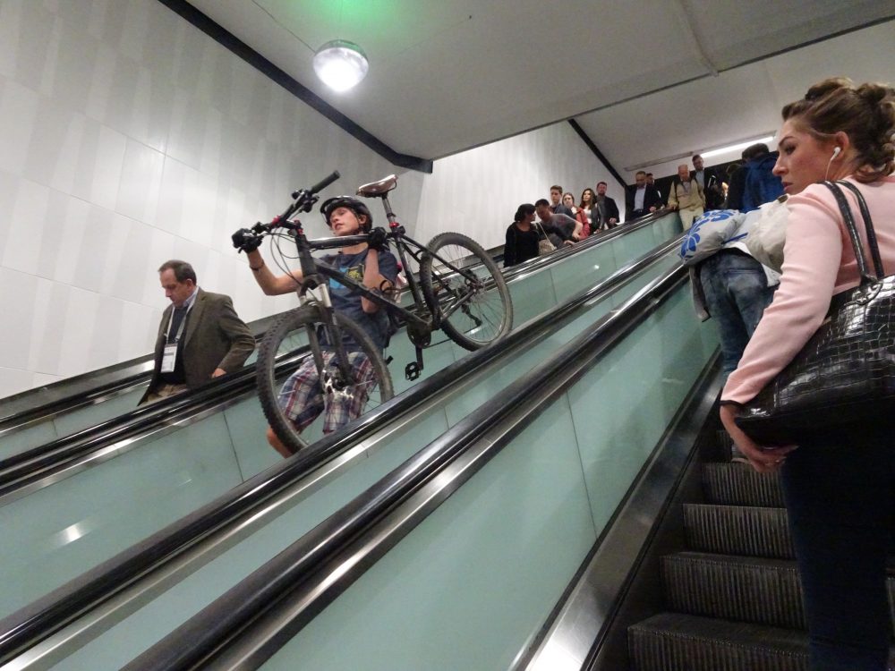 自転車を担いでエスカレーター