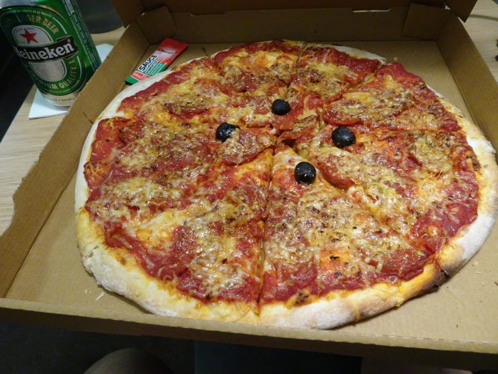テイクアウトのピザ