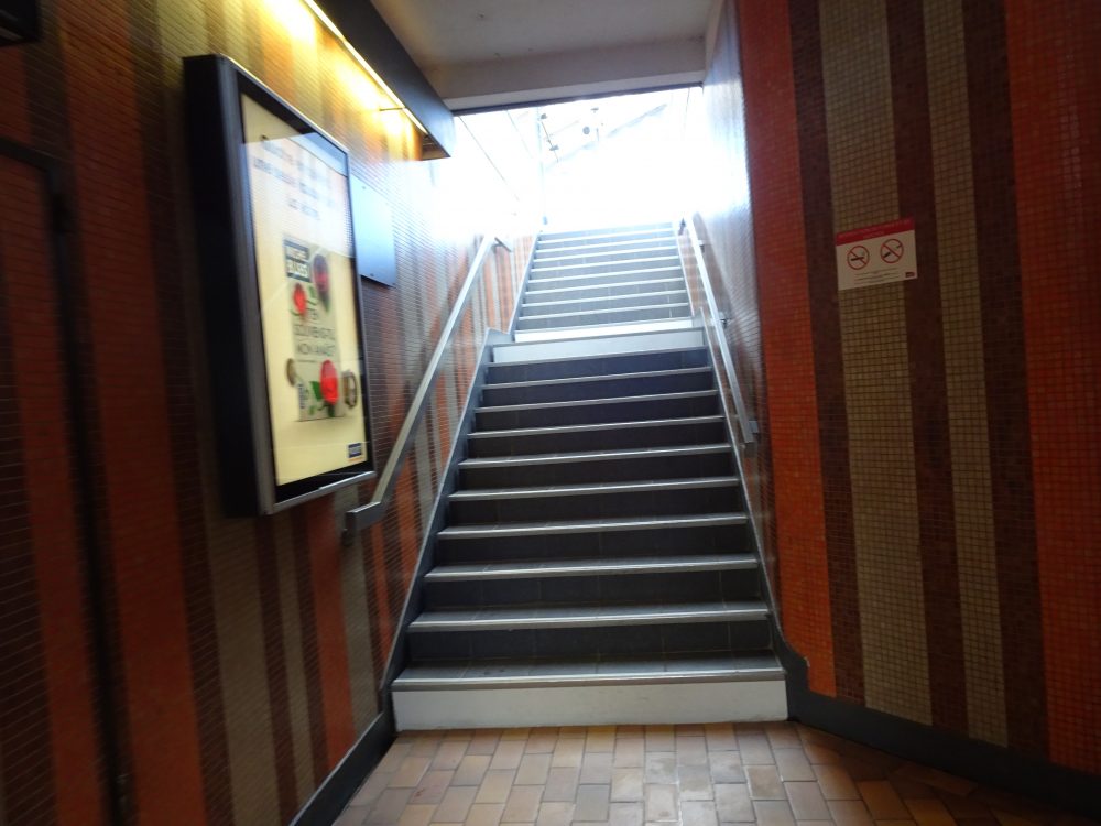 ポー駅出口へは階段移動