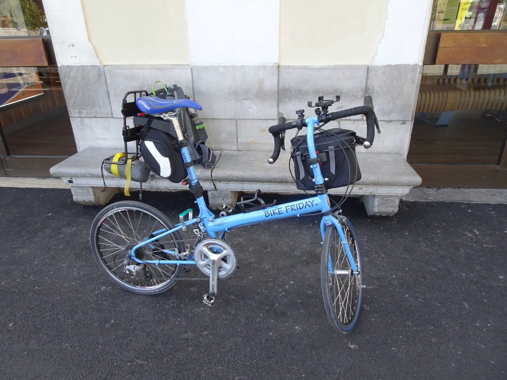 ポー駅にて自転車組み立て