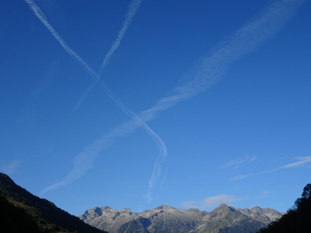 空がキレイ、飛行機雲で✖マーク