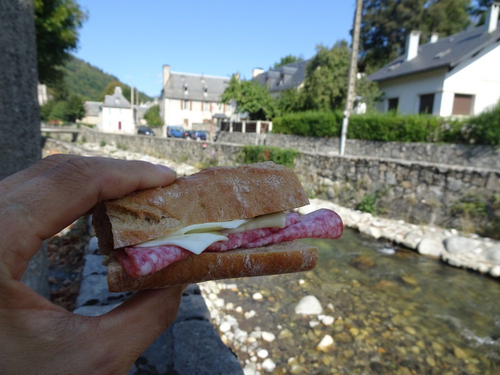 川沿いでランチ