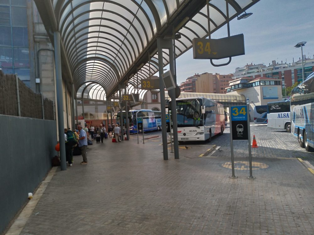 バルセロナ北駅のバスターミナル到着