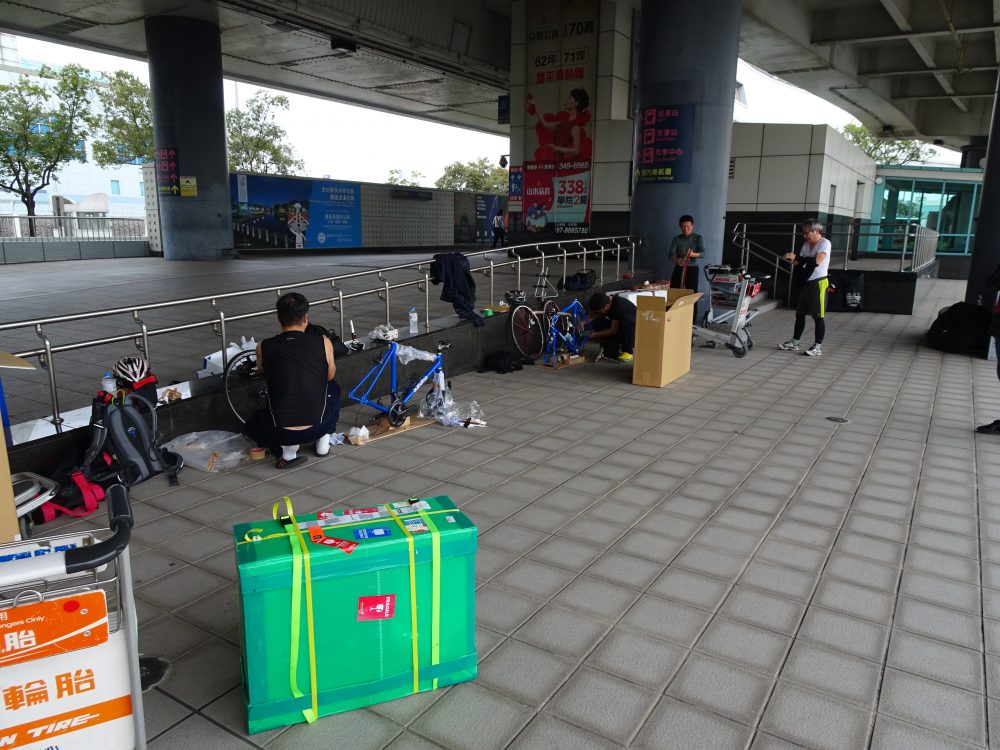 高雄にて8台の自転車組立