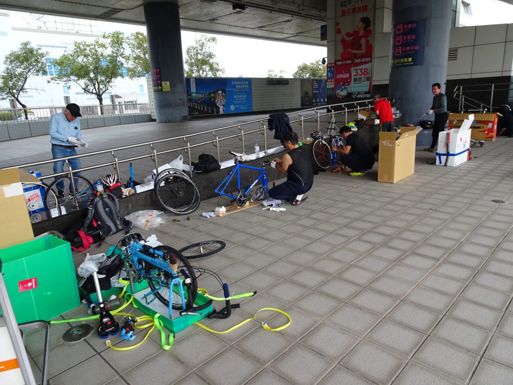 高雄空港にて自転車の組み立て