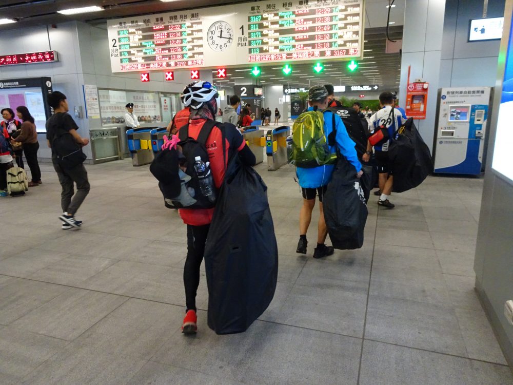 台鐵高雄駅から集団で輪行移動