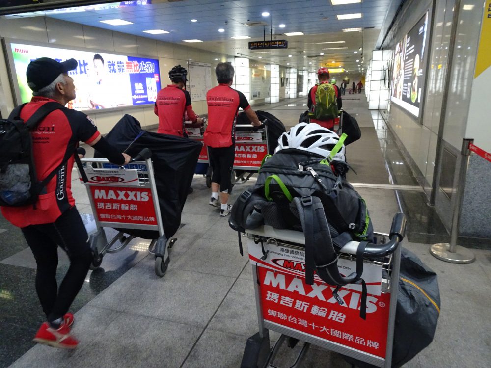 台鐵高雄駅からはMRTで空港へ