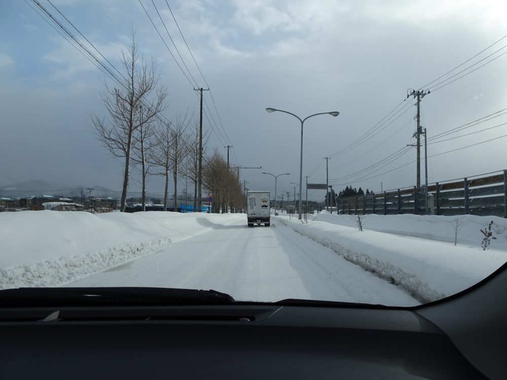 山道を車で走る