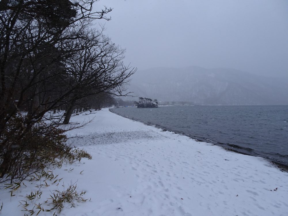 寒々しい十和田湖