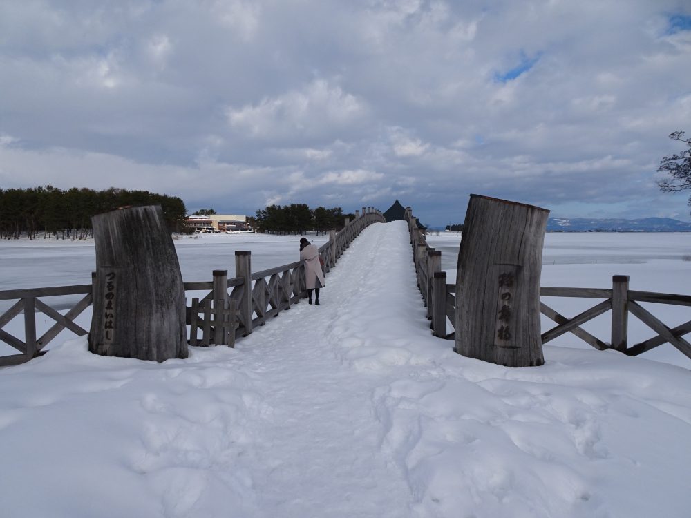 鶴の舞橋（つるのまいはし）を渡ります