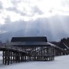 岩木山にそそぐ天使のはしごを背景に、日本一長い三連太鼓橋「鶴の舞橋」を渡って来ました。