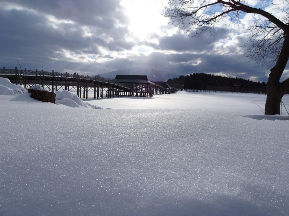 鶴の舞橋は日本一の長さを誇る木造橋
