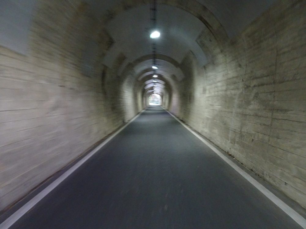 細い峠トンネル