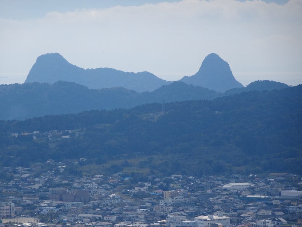 魚見岳からスヌーピーの山を望む