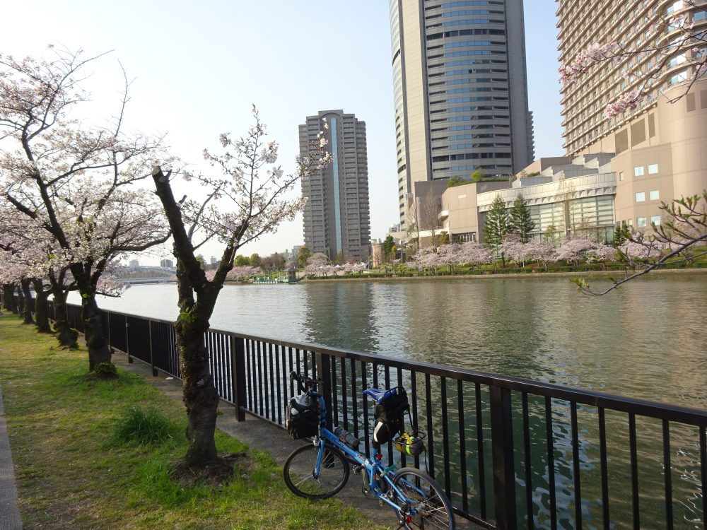 帝国ホテルを背景に