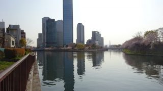 大阪ビジネスパークが川面に映る