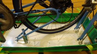 BikeFridayを輪行箱底板に固定