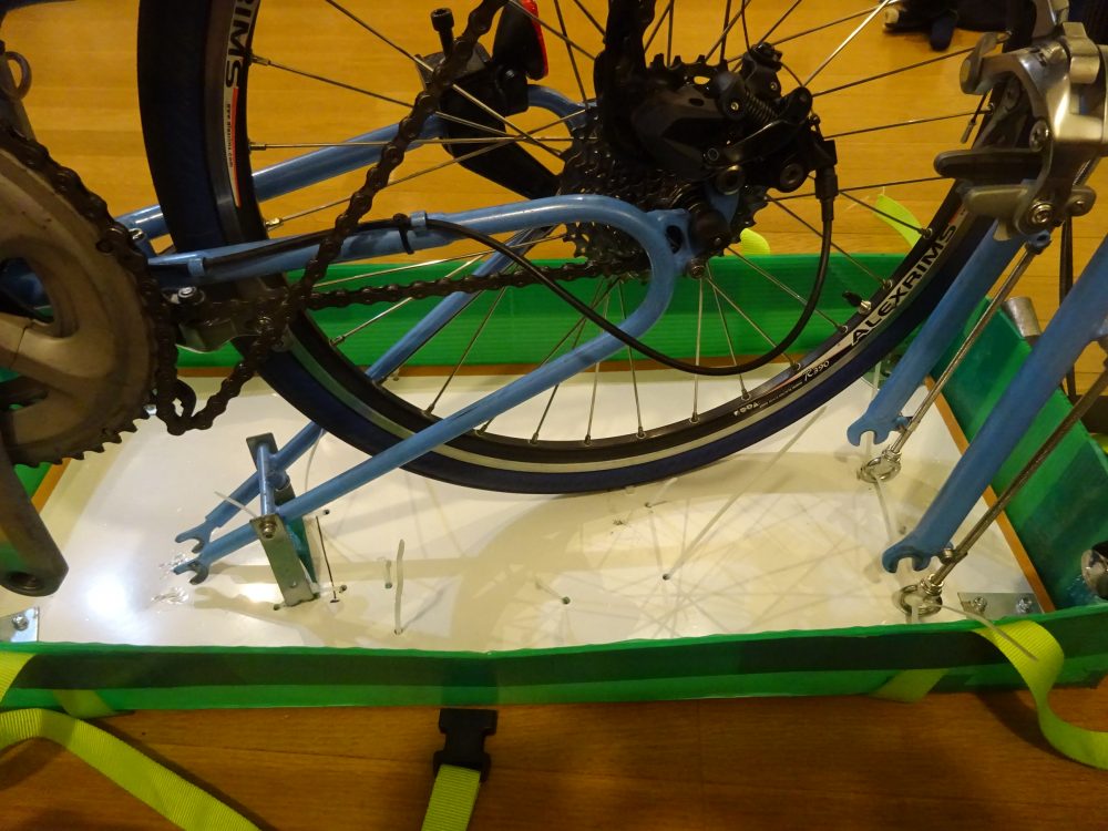 BikeFridayを輪行箱底板に固定