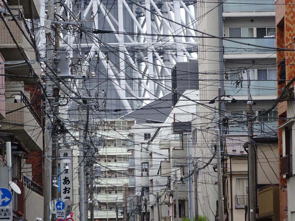 無数の電線の奥にスカイツリー